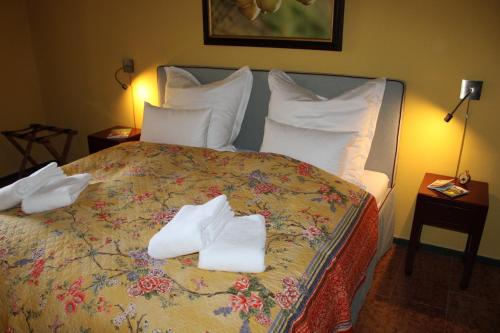 a bedroom with a bed with towels on it at SEEBERGER GÜTL - by "Schloss Gessenberg" Exclusive apartments with a historic ambience for lovers of art and antiques in Petting