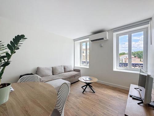 un salon avec un canapé et une table dans l'établissement Appartement 4personnes Climatisé COSY N5, à Coudes