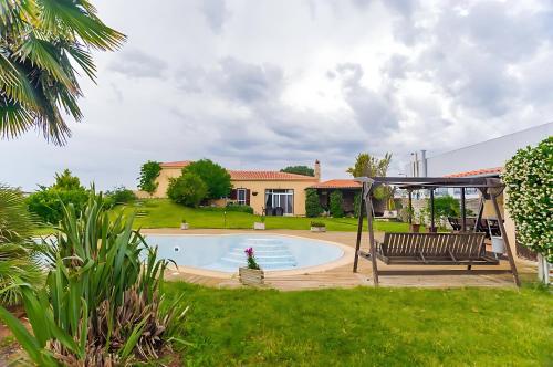 Spacious 4 bedroom Luxury Villa with Lush Gardens Close to City & Beach