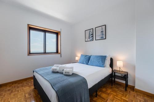 a bedroom with a bed with two towels on it at GuestReady - Comfortable Gaia Escape in Vila Nova de Gaia