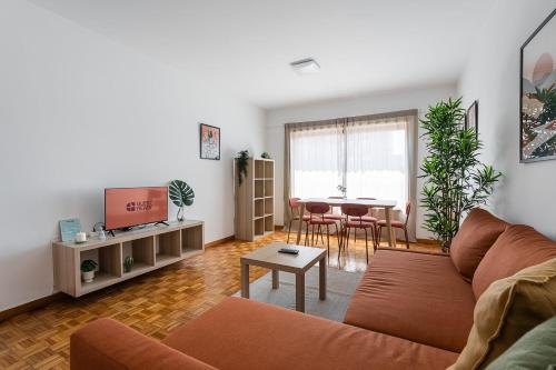 a living room with a couch and a table at GuestReady - Comfortable Gaia Escape in Vila Nova de Gaia