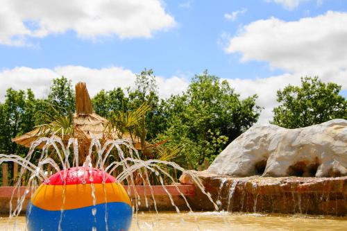 a water fountain with a ball in the middle at Juliette Tentvakanties in Saint-Antonin-Noble-Val