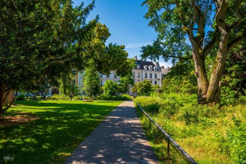 Taman di luar Lagrange Apart Hôtel Mulhouse Saint Sauveur