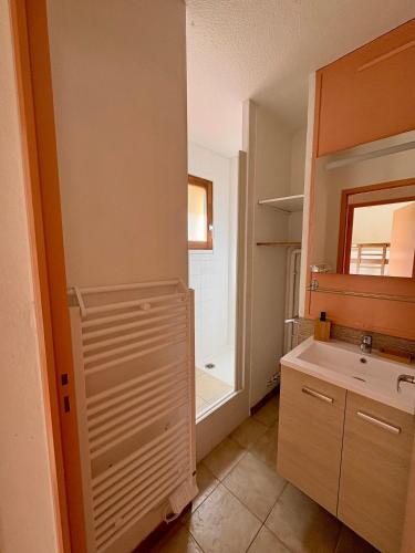 une salle de bain avec un lavabo et une baignoire dans l'établissement Village de Gîtes La Perdicie, à Jumilhac-le-Grand