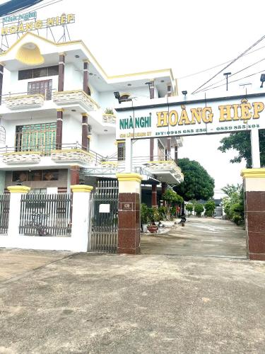 a building with a sign that reads mahan hongping airport at NHÀ NGHỉ HOÀNG HIỆP in Ấp Rạch Mẹo