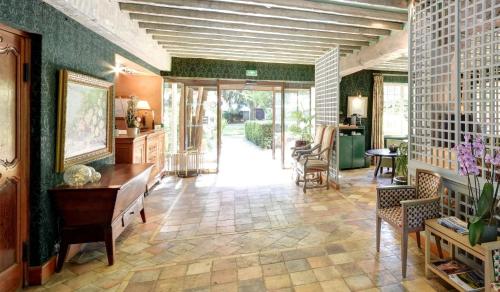 a large living room with a table and chairs at CAZAUDEHORE Hôtel Restaurant Gastronomique Terrasse et Jardins in Saint-Germain-en-Laye