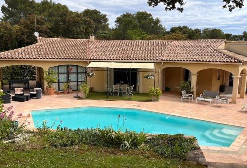 VILLA proche centre ville , avec PISCINE