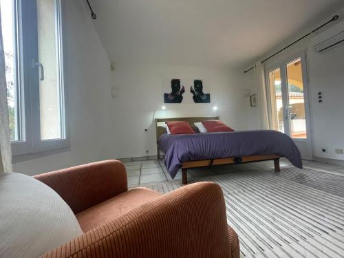 un salon avec deux lits et un canapé dans l'établissement VILLA proche centre ville , avec PISCINE, à Nîmes