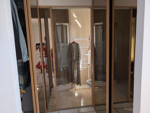 La salle de bains est pourvue de portes en verre et de toilettes. dans l'établissement VILLA proche centre ville , avec PISCINE, à Nîmes