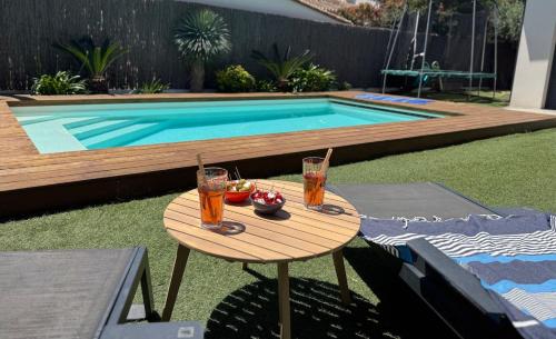 Villa 10 personnes de 160 M2 avec piscine au bord du lac de Villeneuve La Raho et à 15 minutes des plages