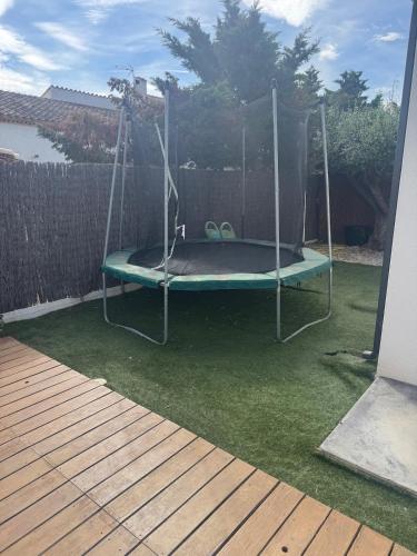 Photo de la galerie de l'établissement Villa 10 personnes de 160 M2 avec piscine au bord du lac de Villeneuve La Raho et à 15 minutes des plages, à Villeneuve-de-la-Raho