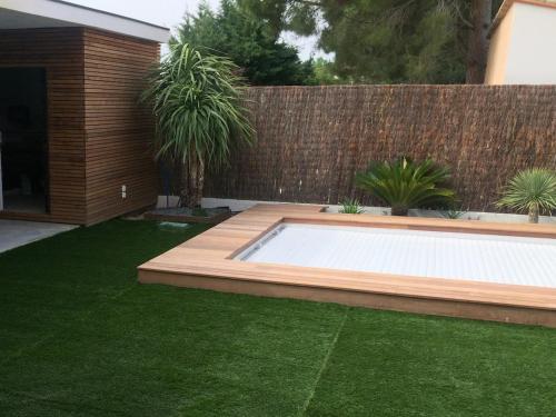 Photo de la galerie de l'établissement Villa 10 personnes de 160 M2 avec piscine au bord du lac de Villeneuve La Raho et à 15 minutes des plages, à Villeneuve-de-la-Raho