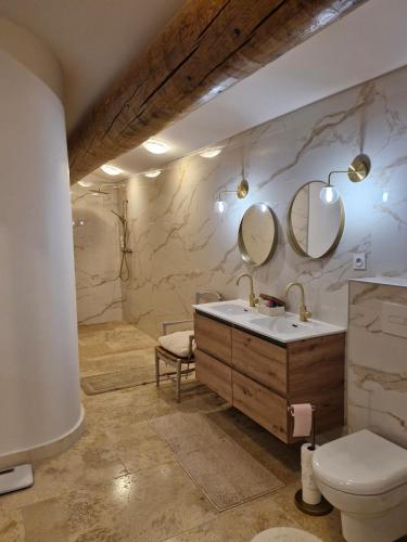 une salle de bain avec un lavabo et deux miroirs dans l'établissement Mas Romainho, Luxe et Charme à St Rémy, à Saint-Rémy-de-Provence