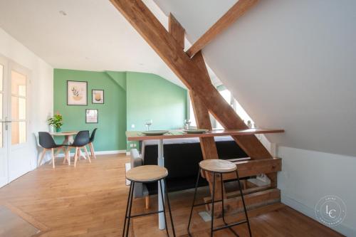 Χώρος καθιστικού στο Bright 70m Apartment near City Center & the Loire