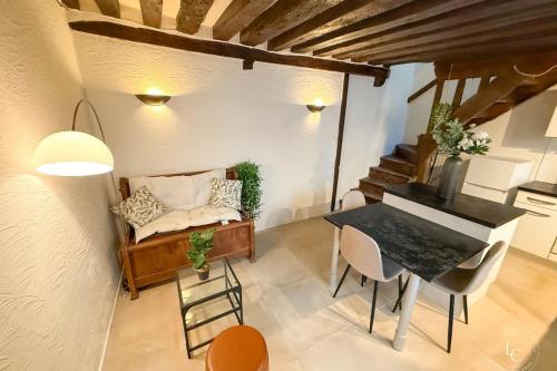 - un salon avec un banc et un piano dans l'établissement Le Penseur - Terrasse et 1 chambre - 38m2, à Orléans