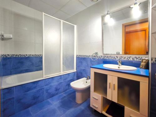a blue and white bathroom with a sink and a toilet at Amplio y Cómodo Apartamento con Terraza, Ulldecona in Ulldecona
