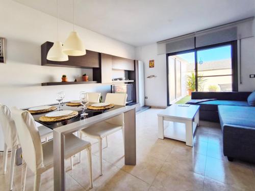 a kitchen and living room with a table and chairs at Amplio y Cómodo Apartamento con Terraza, Ulldecona in Ulldecona