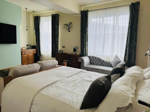une chambre avec un grand lit et un salon dans l'établissement Chandlers Bar and Rooms, à Chesterfield