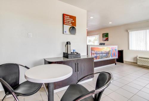 Motel 6 Waco - Lacy Lakeview