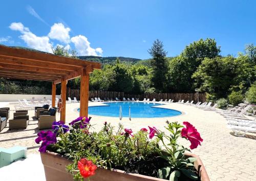 - une piscine fleurie dans une cour dans l'établissement Vacances Leo Lagrange - Le Village des Lavandes, à Montbrun-les-Bains