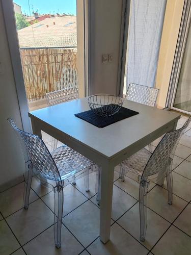 - une table avec 2 chaises et un bol dans l'établissement Soleil et Commodité, à La Seyne-sur-Mer