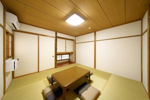 a room with a table and a bench in it at 楽宿 藤花 046h in Hakone