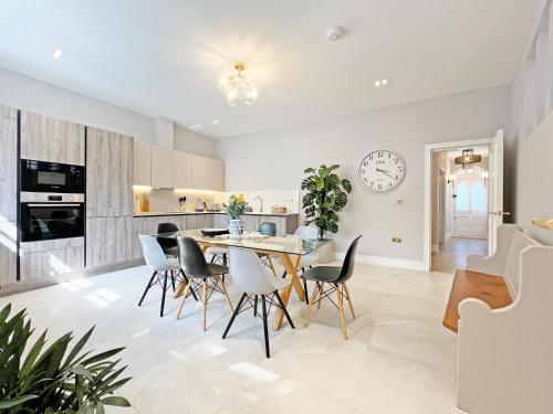 a kitchen and dining room with a table and chairs at Incredible Luxury Windsor Long Walk 4 Bedroom Home With Free Driveway Parking in Windsor