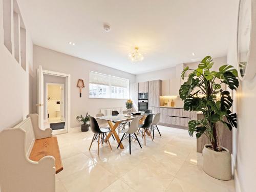 a dining room and kitchen with a table and chairs at Incredible Luxury Windsor Long Walk 4 Bedroom Home With Free Driveway Parking in Windsor