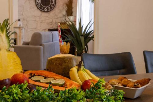 un tavolo con un mucchio di frutta e verdura sopra di Villa Laurens Maison spacieuse avec piscine ad Agde