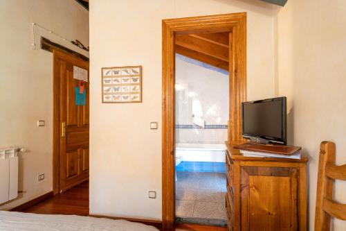 Μια τηλεόραση ή/και κέντρο ψυχαγωγίας στο Hotel Rural Sucuevas