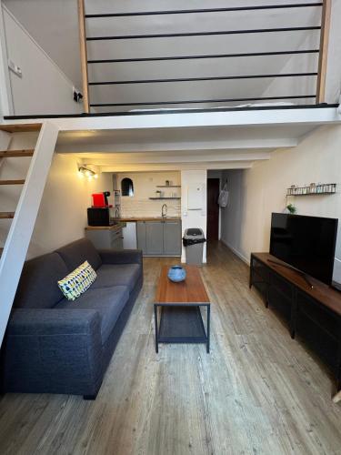 un salon avec un canapé et une table dans l'établissement Joli studio proche mer, à Vallauris