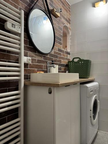 une salle de bain avec un lavabo et un miroir dans l'établissement Joli studio proche mer, à Vallauris