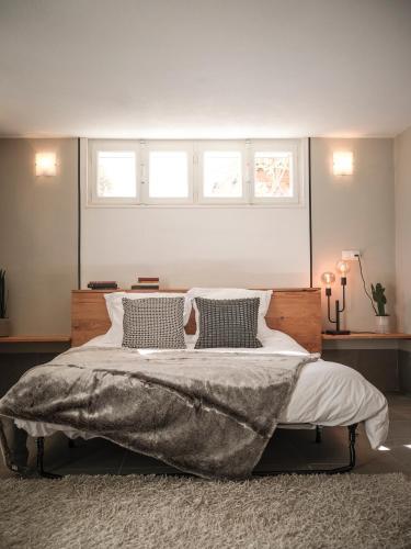 une chambre avec un grand lit avec deux oreillers dans l'établissement Venez Chez Vous - Aux Premières Loges Appartement Pieds dans l'eau, à Sévrier