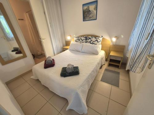 - une chambre avec un lit et deux caméras dans l'établissement Appartement T4 avec Wi-Fi et parking dans résidence avec activités - FR-1-239-1125, à Ondres