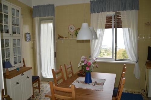 - une cuisine avec une table à manger fleurie dans l'établissement Villa Bouganvilla, à Cefalù