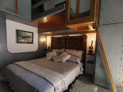 een slaapkamer met een bed in een kleine kamer bij The Kraken Inn in Bergamo