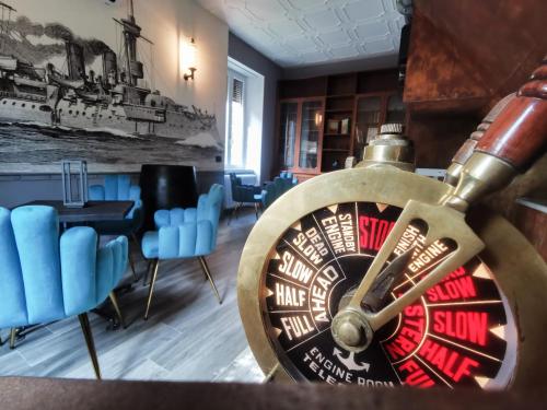 een blik op een kapperszaak met een wiel in een kamer bij The Kraken Inn in Bergamo