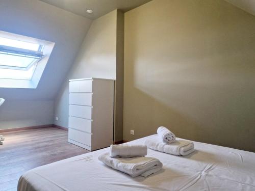 - une chambre avec 2 serviettes sur un lit dans l'établissement L'Ermitage Smart, à Cherbourg en Cotentin