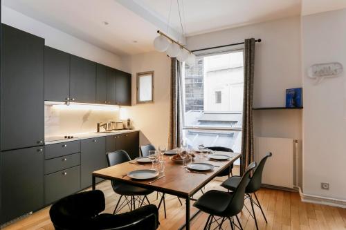 une salle à manger avec une table et des chaises et une cuisine dans l'établissement Marvelous 2 bedrooms - Saint Honore - Palais Royal, à Paris