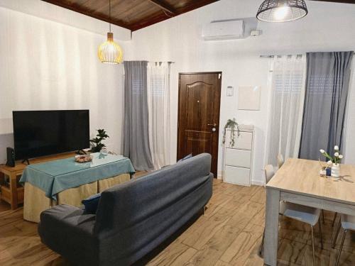 TV a/nebo společenská místnost v ubytování La Casita de las Piletas