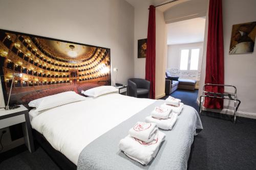 ein Hotelzimmer mit einem Bett mit Handtüchern darauf in der Unterkunft Hôtel Les Voyageurs in Bastia
