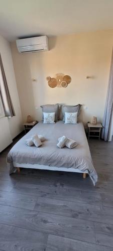 - une chambre dotée d'un lit avec un ours en peluche sur le mur dans l'établissement Maison à Cannes, à Cannes