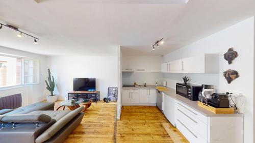 un salon avec un canapé et une table dans l'établissement Loft d exception Hyper-centre Albi UNeSCO, à Albi