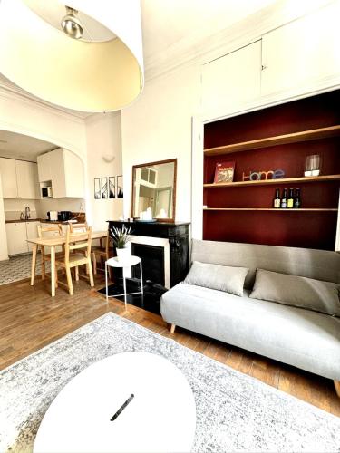 un salon avec un canapé et une table dans l'établissement Le Cocon - 2 Bedrooms, à Grenoble