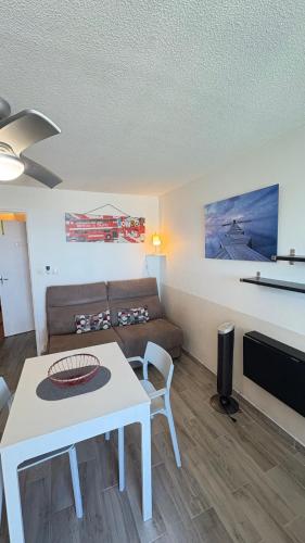 TV a/nebo společenská místnost v ubytování appartement Carnon vue étang