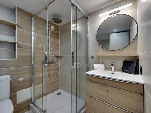 łazienka z prysznicem, umywalką i lustrem w obiekcie Duplex confortable au cœur de Tignes Val Claret, 3 chambres, proche centre et navettes - FR-1-641-14 w mieście Tignes