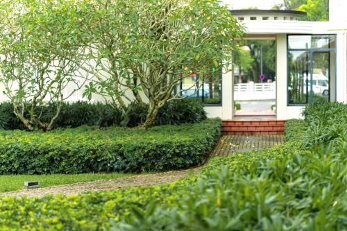 Taman di luar Azerai La Residence, Hue