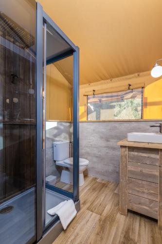 ein Badezimmer mit Toilette und Waschbecken in der Unterkunft Papafigo Glamping in Vodnjan