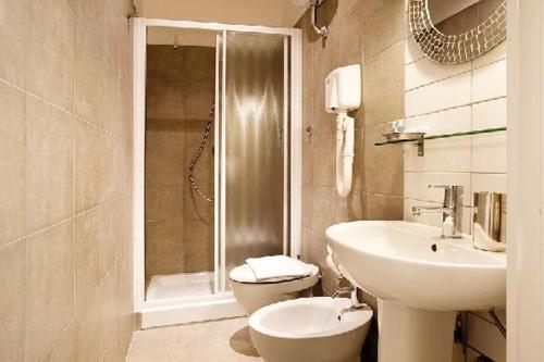 カターニアにあるB&B La Vetreria Almarùのバスルーム(洗面台、トイレ、シャワー付)