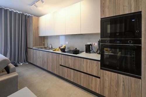 a kitchen with a microwave and a counter top at Luxury Apartment Valley Views A8 in Xagħra
